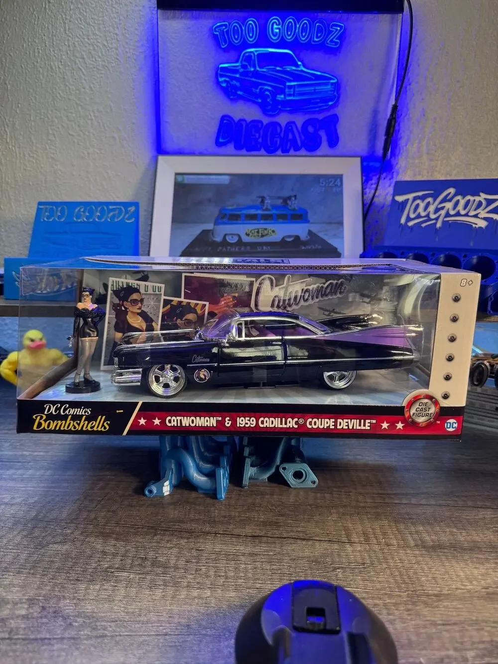 Metals Diecast 1/24 DC Comics Bombshells Catwoman 1959 Cadillac Coupe Deville